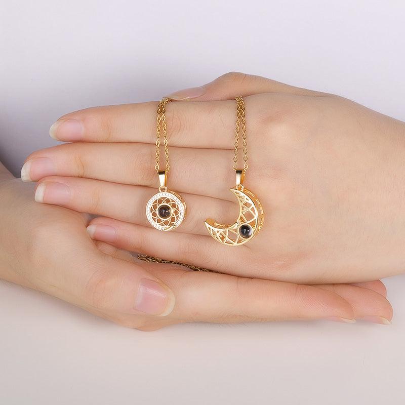 Par de Colares EU TE AMO em 100 Idiomas - Sol e Lua Dourado