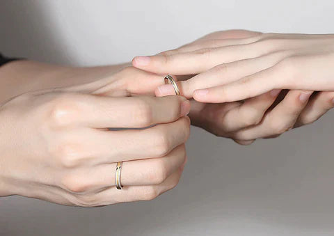 Par de Alianças Akai Ito Fio Dourado