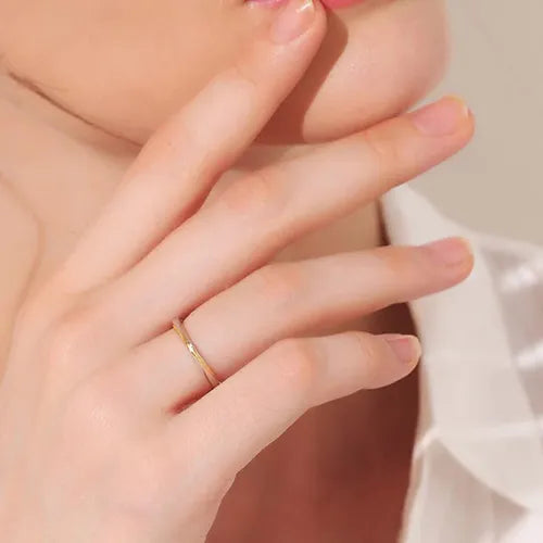 Par de Alianças Akai Ito Fio Dourado